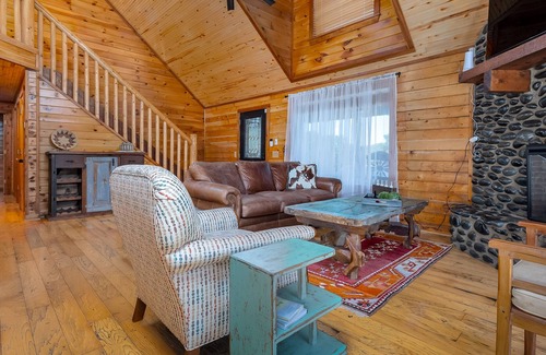 Muenster Cabin | Escape to Southern Comfort with this Stylish and Relaxing Space