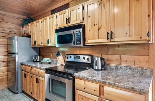 Gatlinburg - Pigeon Forge Cabin | Escape to stunning Smoky Mountain range views & be on the parkway in 10 minutes!
