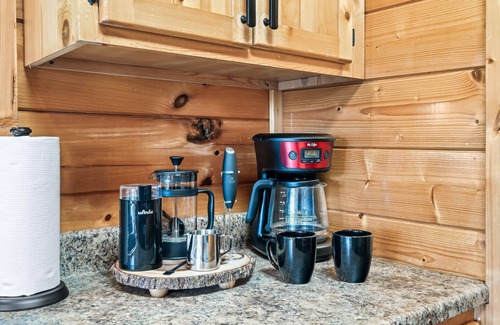 Gatlinburg - Pigeon Forge Cabin | Escape to stunning Smoky Mountain range views & be on the parkway in 10 minutes!