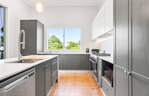 Bungalow Apartment | Escape to The Loft- Elegant Urban Retreat with Coastal Charm – Spacious & Stylish Loft