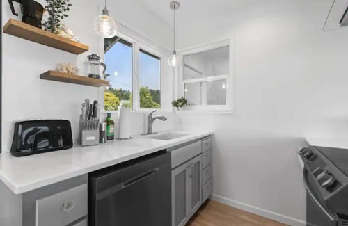 Smith River House | Escape to "The VUE" A Waterfront Gem with Hot Tub