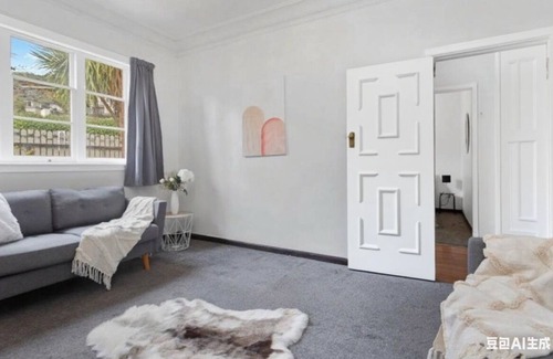 Mount Eden House | Escape to this sun-kissed double bedrooms Mount Eden mountain view house