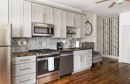 Central West End Apartment | Escape to this Urban Retreat in a Prime location!