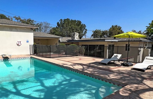 La Crescenta House | Escape to our serene LA city getaway in our Balcony of Los Angeles Family Home!