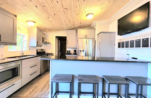 Lake Linden House | *Escape to your own luxury lakeside oasis on Torch Lake - The perfect getaway*
