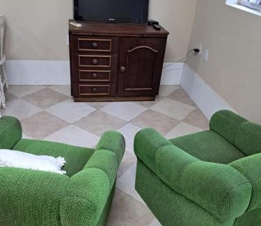 Centro House | Espaço básico e funcional, privativo com 2 ambientes, sem fogão, zona nobre, com garagem, ótimo custo-benefício