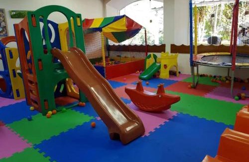 Aguas de Lindoia Apartment | Espaçoso Flat com Varanda no Cavalinho Branco