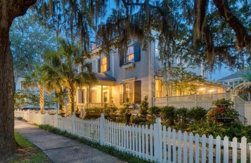 Metropolitan House | Estill Manor- Luxurious Savannah Estate with Pool & Garden - Sleeps 12