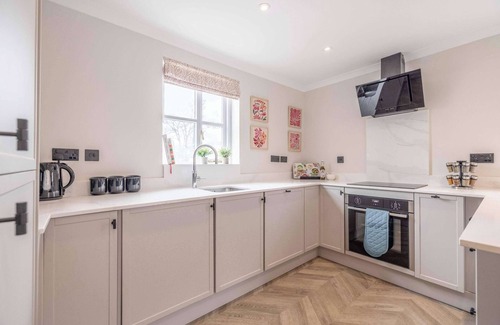 Eton Apartment | Eton Bridge Apartment. Walk To All The Sights w/Parking