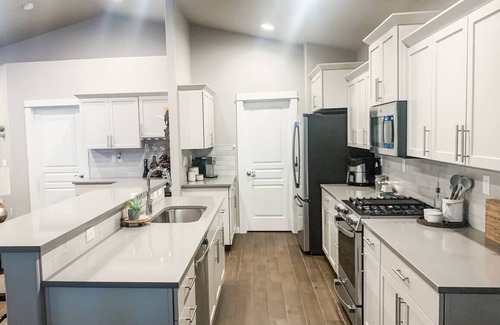 Central Oregon House | Eugene Retreat- 4Bedroom-2Master Suites 3Bath 1GB WiFi