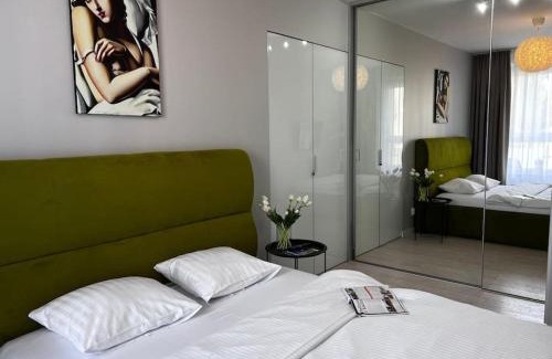 Tomaszow Mazowiecki Apartment | EUROPA22 "Apartament Delux" z wanną - CENTRUM MIASTA balkon z widokiem na park i staw z fontannami Blisko Sądu Rejonowego