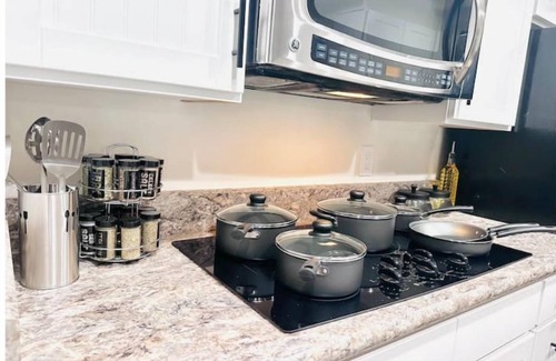 Southeast House | ✨European Style Hideaway💝Central Location⭐GameRoom⭐Free Wine⭐Fast Wifi⭐NetFlix