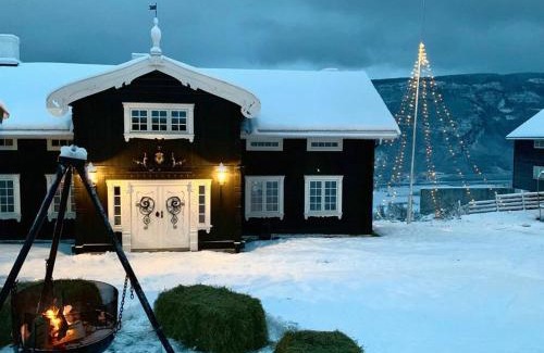 Hundorp House | Eventyrlig Tømmerhytte på Gårdstun