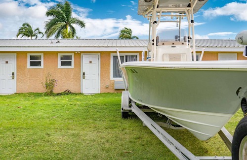 Everglades City Hotel | Everglades City Motel - Queen Room, 2 Beds, Kitchenette and Back Door