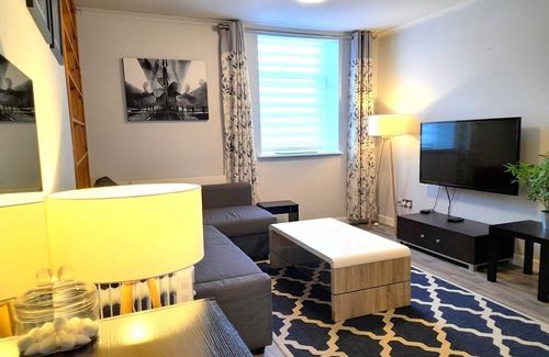 Belfast City Centre Apartment | Excellent Location/Free Parking/4 Beds