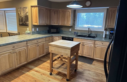 Grand Lake House | Excellent reviews. Perfect for ALL ages-families, kids, dogs allowed. Hot tub!