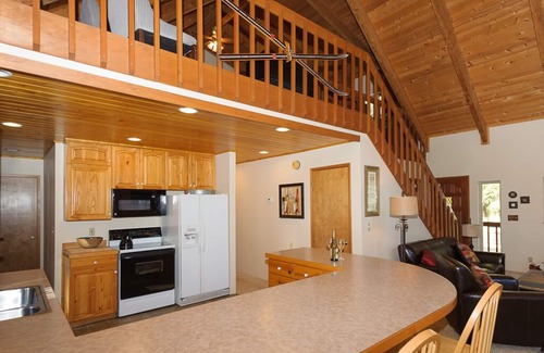 Ronald Cabin | Excepional spacious lodge 5 min frm Roslyn slps 12, huge loft, WIFI, Hot Tub,