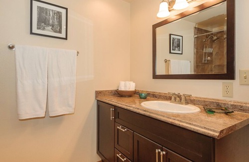 Ronald Cabin | Excepional spacious lodge 5 min frm Roslyn slps 12, huge loft, WIFI, Hot Tub,