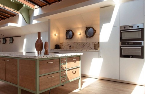 Ghent Boat Rental | Exceptional Houseboat in Ghent's waters