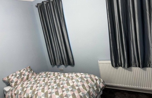 St. Andrew's House | Exciting 4 Bedroom Bungalow in Greater London Sleeps 6