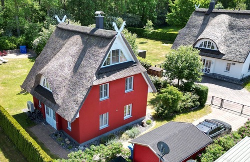 Glowe House | Excl. Thatched-roof house with feel-good character in idyllic location, 8 pers.