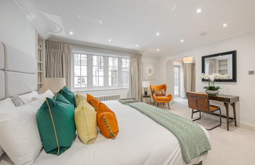 Knightsbridge Apartment | Exclusive 3Bd Mews House with Rare Private Balcony, outside dining and private Garage