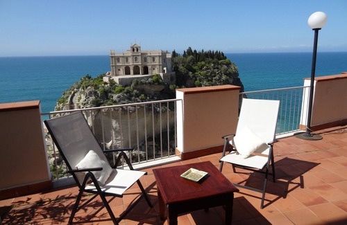 Tropea Apartment | Exclusive Apartment in the old town overlooking the sea with private parking
