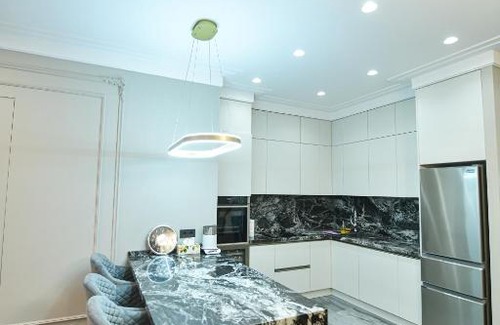 Kentron Apartment | Exclusive Designer Apt at North Avenue 3bdr+3bth