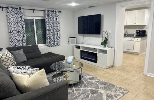 McLean House | Exclusive Escape- 1 mile to metro w/FULL kitchen!