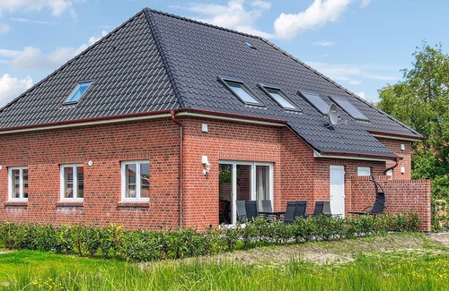 Hage House | Exclusive, modern new-build semi-detached house with garden for up to 8 people