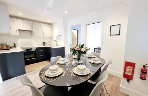 Runnymede House | Exclusive Palm House, Nature, Amenities, Garden