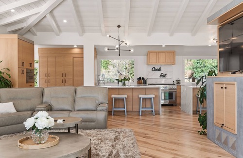 Olympus Cove Villa | Exclusive Resort Escape: Heated Pool, Spa & Pickleball by RedAwning