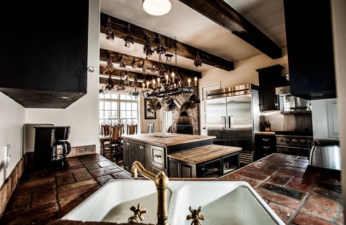 Jefferson House | Exclusive Use Resort and Event Space - SUMMER SPECIALS! CHRISTMAS SPECIAL!