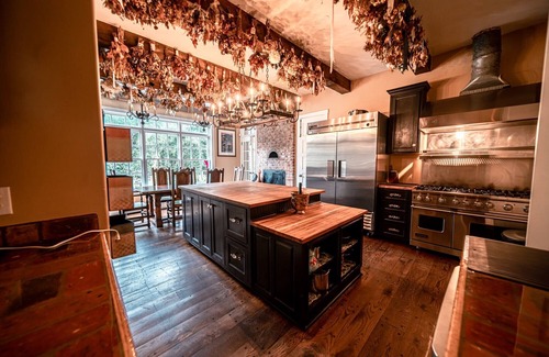 Jefferson House | Exclusive Use Resort and Event Space - SUMMER SPECIALS! CHRISTMAS SPECIAL!