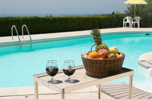 Modica House | Exclusive villa for 4 to 8 persons with pool. 4 bedrooms. 3 bathrooms