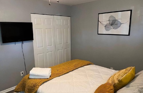 Lincoln Village Condo | Executive 1-bedroom condo with WiFi, AC, and swimming pool in Columbus OH.