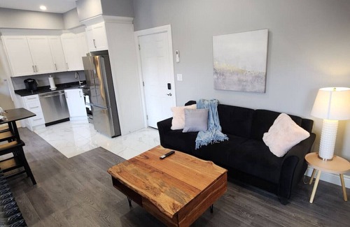 Walkerville Hotel | Executive 2BD 58` TV+Wifi+AC+Parking+Kitchen