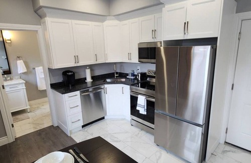 Walkerville Hotel | Executive 2BD 58` TV+Wifi+AC+Parking+Kitchen