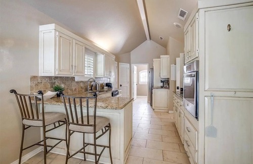 Tarrant County House | Executive 3-bed house with pool, office, WI-FI, Big TVs private, quiet, near FW