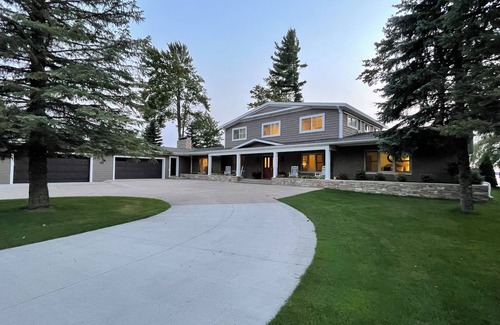 Cadillac House | Executive 4600 sq. ft. Lakefront Estate on Lake Mitchell in Cadillac, Michigan