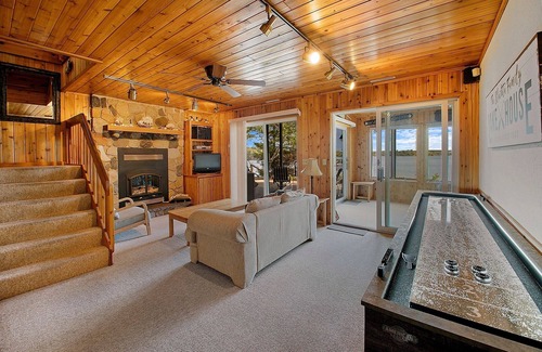 Markville Cabin | Executive Lake Home on Premier Lake w Game Room & Sauna–Ultimate Retreat Awaits!