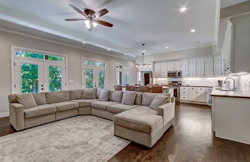 Dahlonega House | Executive Retreats, Family Reunions, Near Montaluce, 8 King Beds