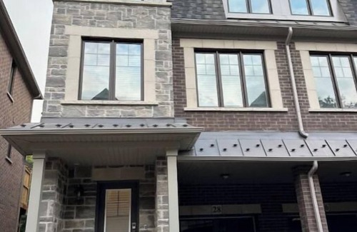 Brampton House | Executive Townhouse on a Ravinenn