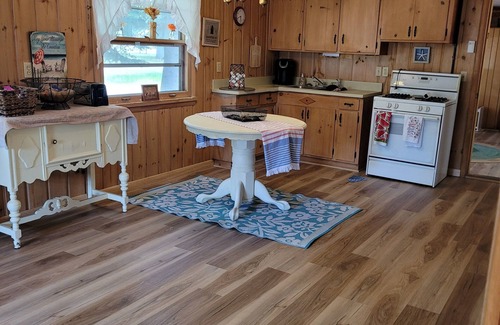 St. Helen Cottage | Exit 222 St.Helen#3 Cozy getaway. Lake/trails/shopping/wifi, king size bed.Relax