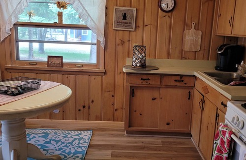 St. Helen Cottage | Exit 222 St.Helen#3 Cozy getaway. Lake/trails/shopping/wifi, king size bed.Relax