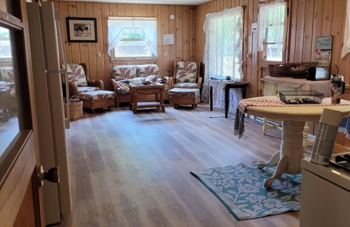 St. Helen Cottage | Exit 222 St.Helen#3 Cozy getaway. Lake/trails/shopping/wifi, king size bed.Relax