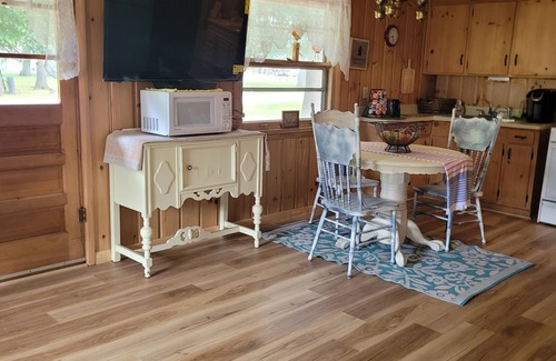 St. Helen Cottage | Exit 222 St.Helen#3 Cozy getaway. Lake/trails/shopping/wifi, king size bed.Relax