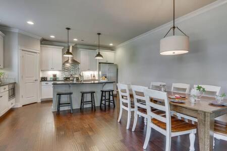Edgehill House | Expansive Home Near Belmont University