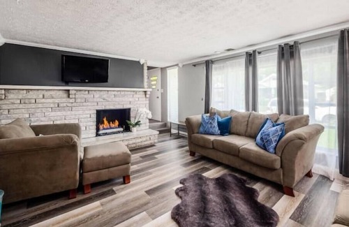 Columbus House | Expansive Private Oasis- 7 Large Bedrooms-3800+ Sq ft & 10 MINS FROM DOWNTOWN!