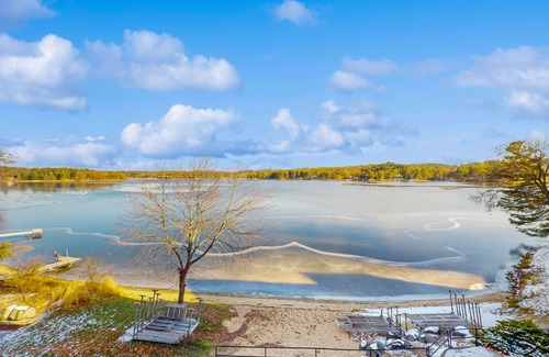 Lake Delton Condo | Experience a slice of lakefront paradise at this Delton Grand condo with pools